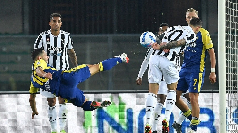 جيوفاني سيميوني يطلق سهمين 