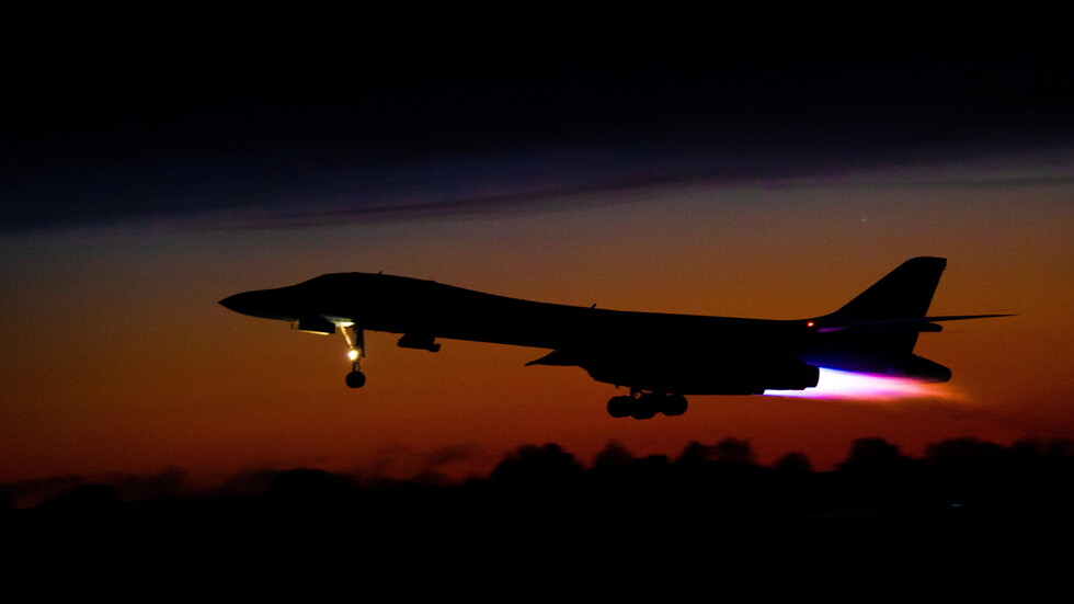 قاذفة أمريكية تحلق فوق مناطق استراتيجية بالشرق الأوسط رفقة مقاتلات إسرائيلية وعربية