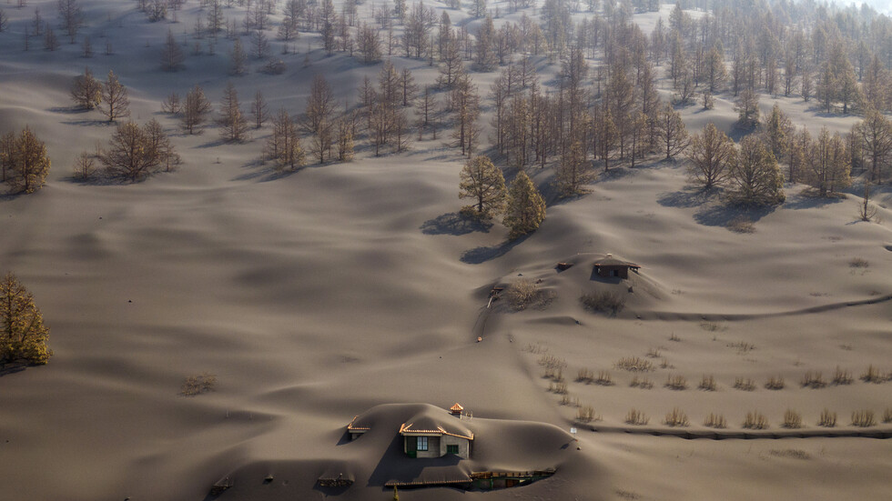 إسبانيا.. لا إشارة على توقف قريب لبركان لا بالما ورماده يغطي الجزيرة (فيديو+صور)