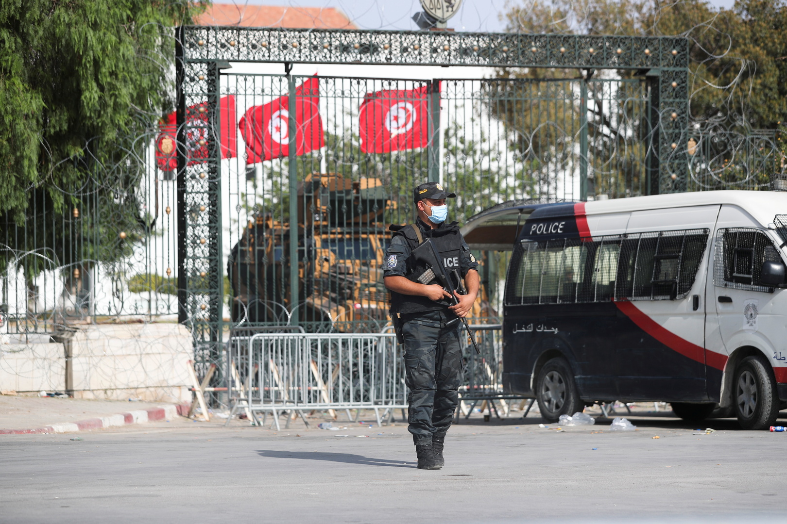 تونس.. إجراءات أمنية مشددة أمام البرلمان بالتزامن مع محاولة عدد من النواب عقد جلسة