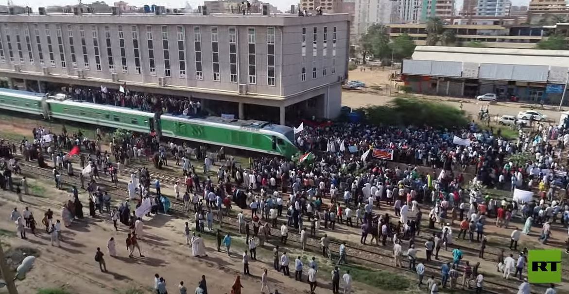 أحزاب وحركات سودانية تنشق عن قوى الحرية والتغيير وتوقع ميثاقا جديدا