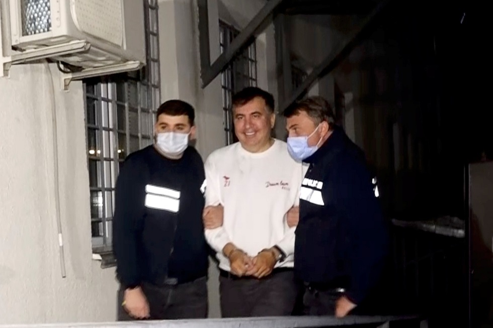 جورجيا.. نقل ساكاشفيلي من المستشفى العسكري لمحكمة تبليسي للمحاكمة (صورة+فيديو)
