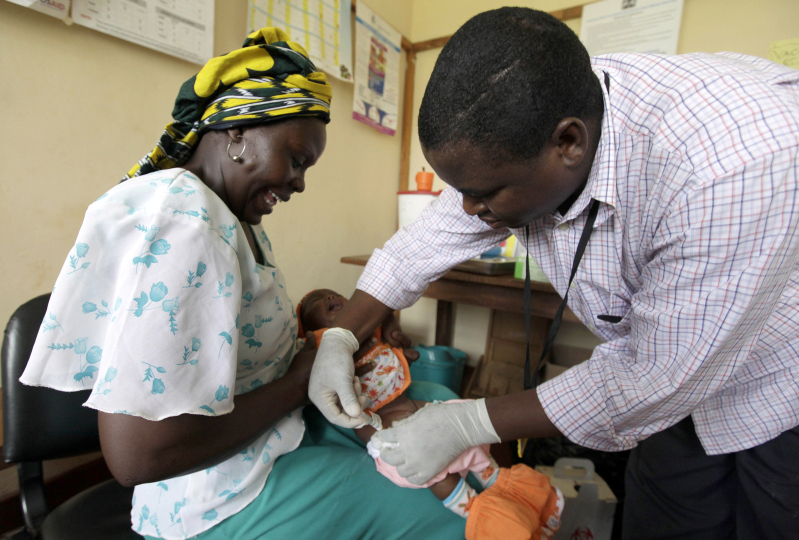 تطعيم طفل إفريقي بلقاح تجريبي ضد الملاريا (أرشيف)