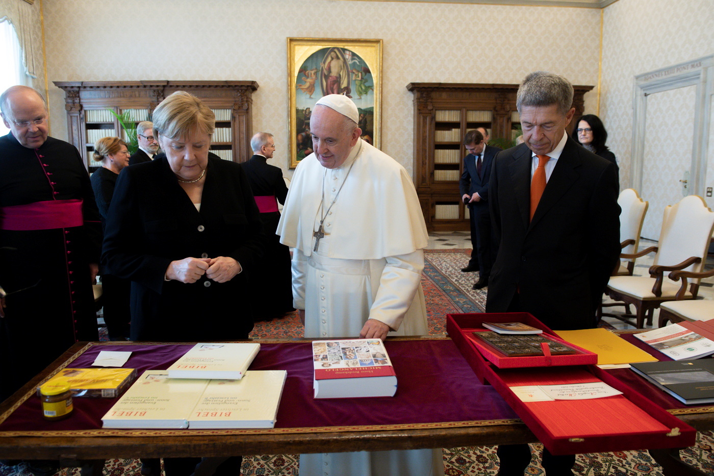 ميركل تلتقي البابا فرنسيس خلال زيارة وداع لإيطاليا