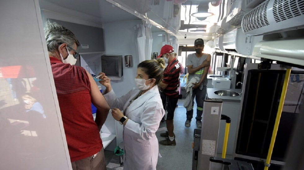 حصيلة الوفيات بكورونا في البرازيل تقترب من 600 ألف رغم حملة التطعيم