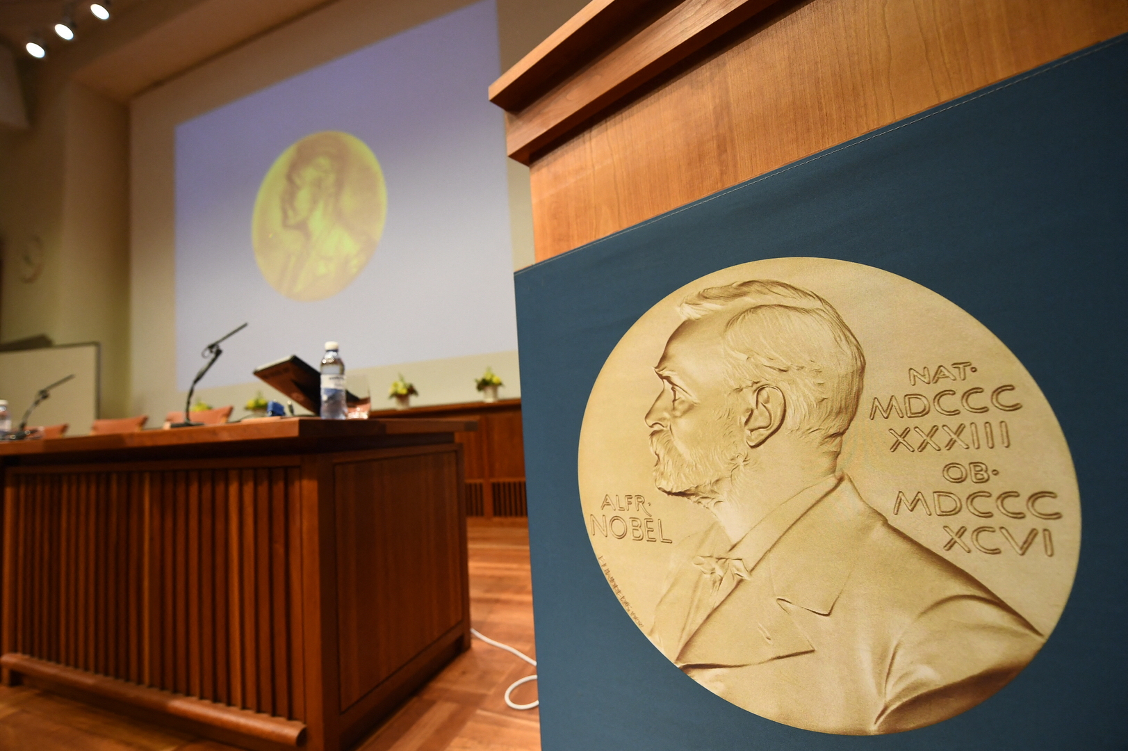 اسم الفائز بجائزة نوبل للسلام يعلن يوم الجمعة وميركل بين 329 مرشحا