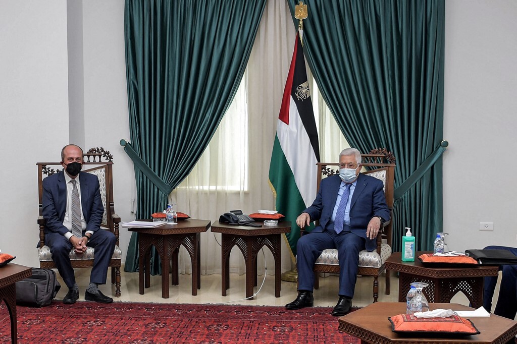 مساعد وزير الخارجية الأمريكية للشؤون الإسرائيلية والفلسطينية هادي عمرو والرئيس الفلسطيني محمود عباس