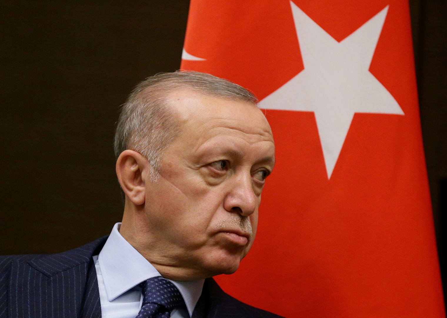 مصادر: أردوغان يفقد الثقة في محافظ البنك المركزي والليرة تهبط