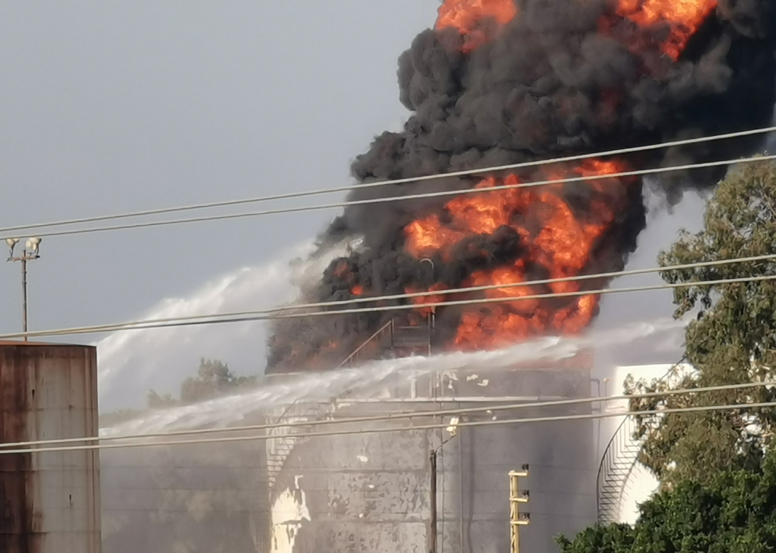 لبنان.. اندلاع حريق كبير داخل منشآت النفط في منطقة الزهراني (فيديو)