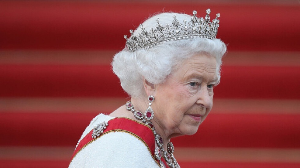 ملكة بريطانيا تظهر لأول مرة على الملأ متكئة على عكاز