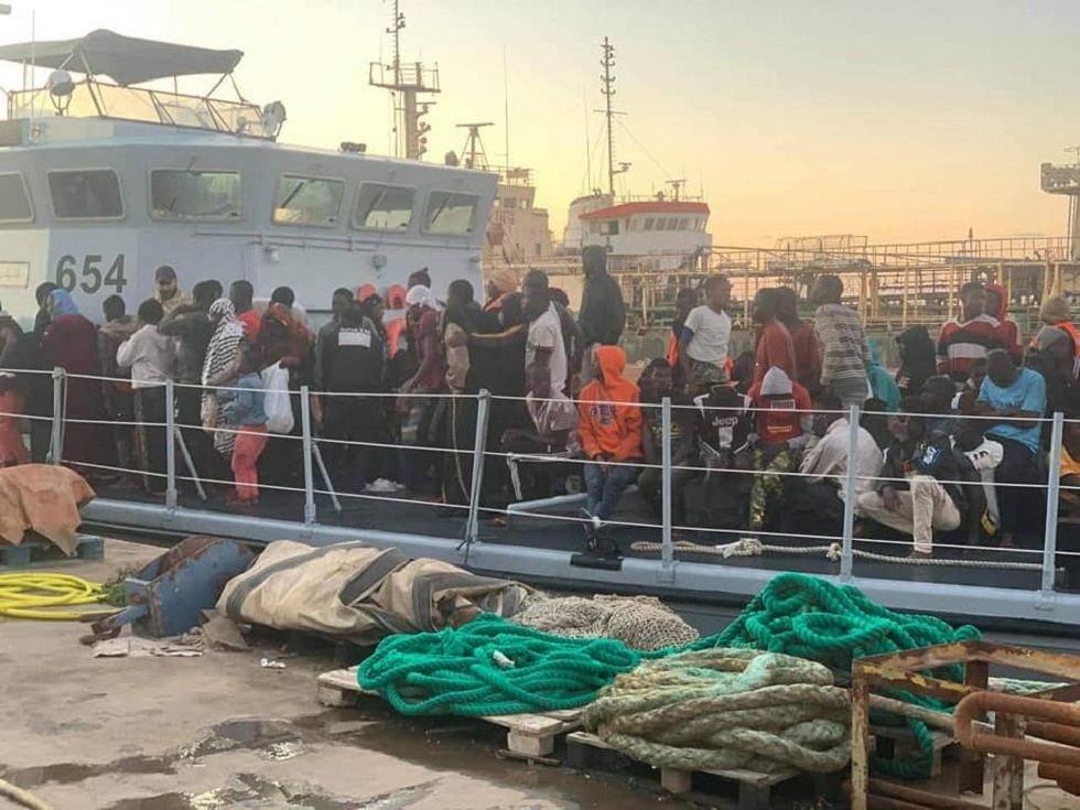 ليبيا.. حرس السواحل ينقذ 90 مهاجرا غير شرعي من عدة جنسيات إفريقية (صور + فيديو)