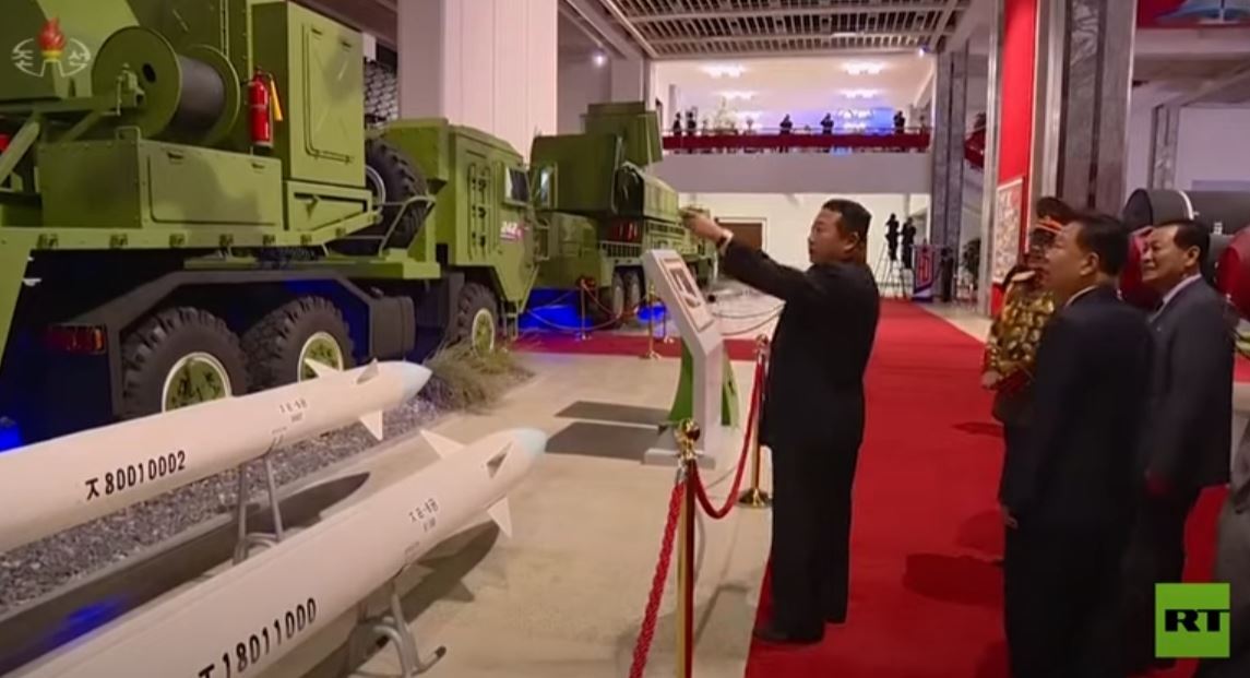 كيم جونغ أون يتفقد الصواريخ وأنظمة إطلاق القذائف أثناء المعرض في كوريا الشمالية