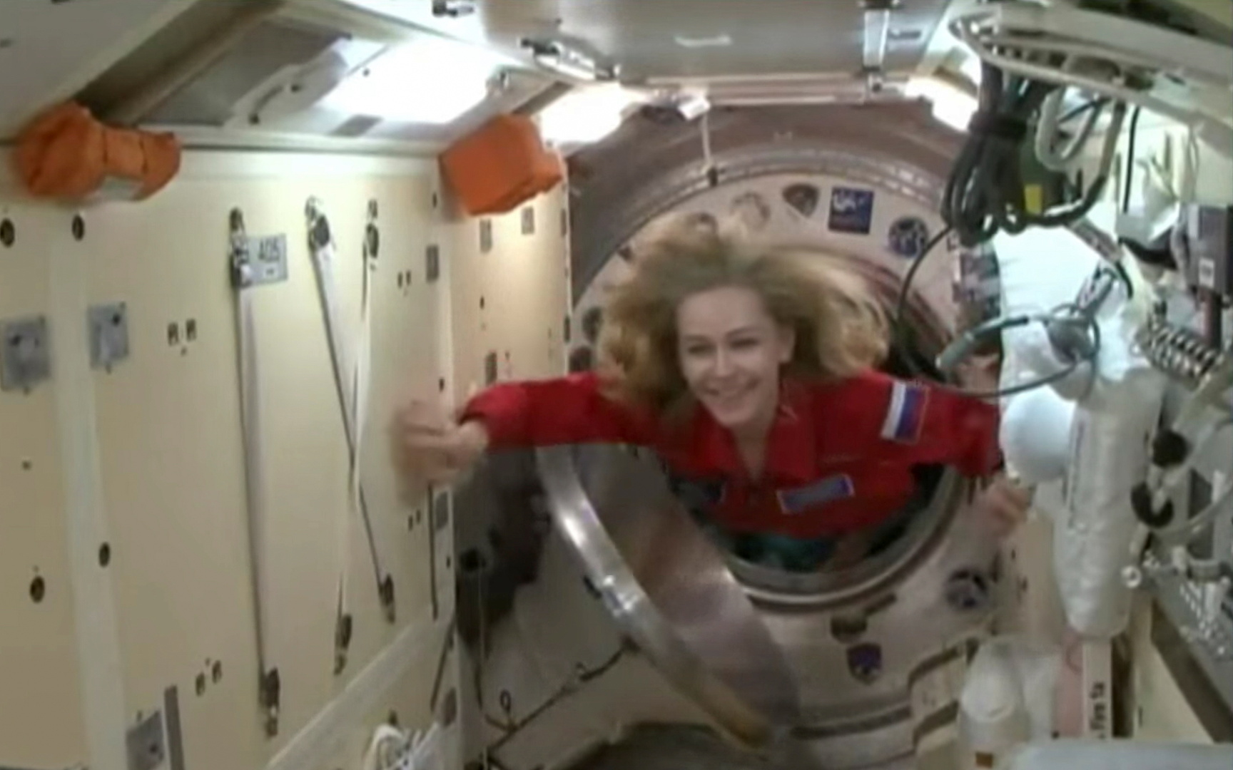 رائد الفضاء نوفيتسكي يترك حجرته في المحطة الفضائية للممثلة يوليا بيريسيلد