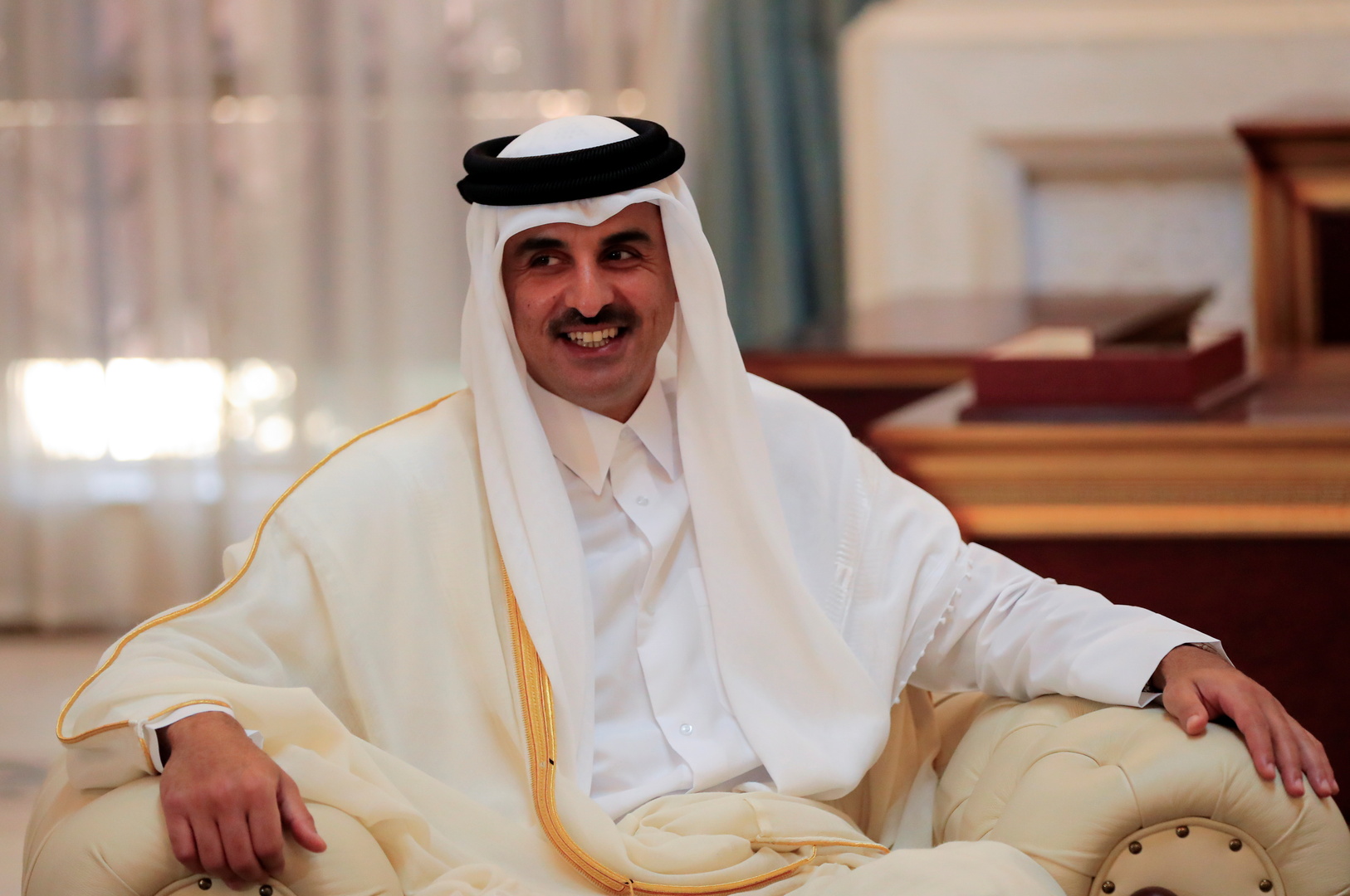 وزير الخارجية السعودي يناقش مع السفير القطري 