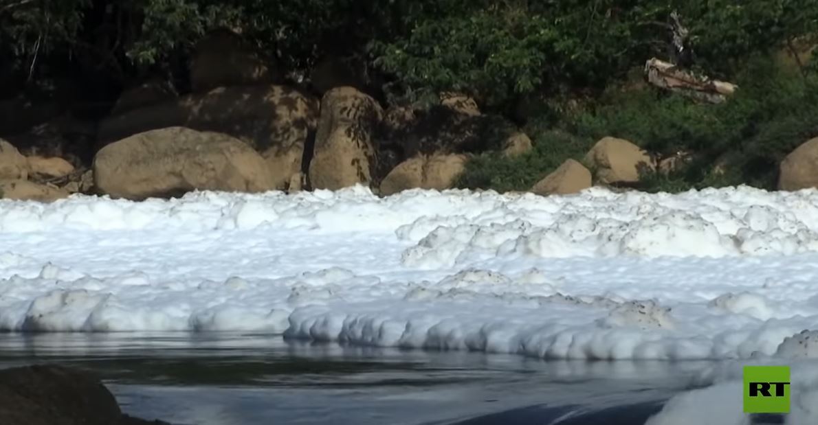 رغوة سامة تغطي أحد أكبر الأنهار في البرازيل