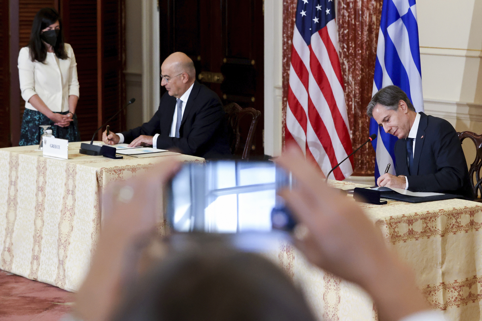 الولايات المتحدة واليونان توسعان التعاون الدفاعي وسط التوترات مع تركيا