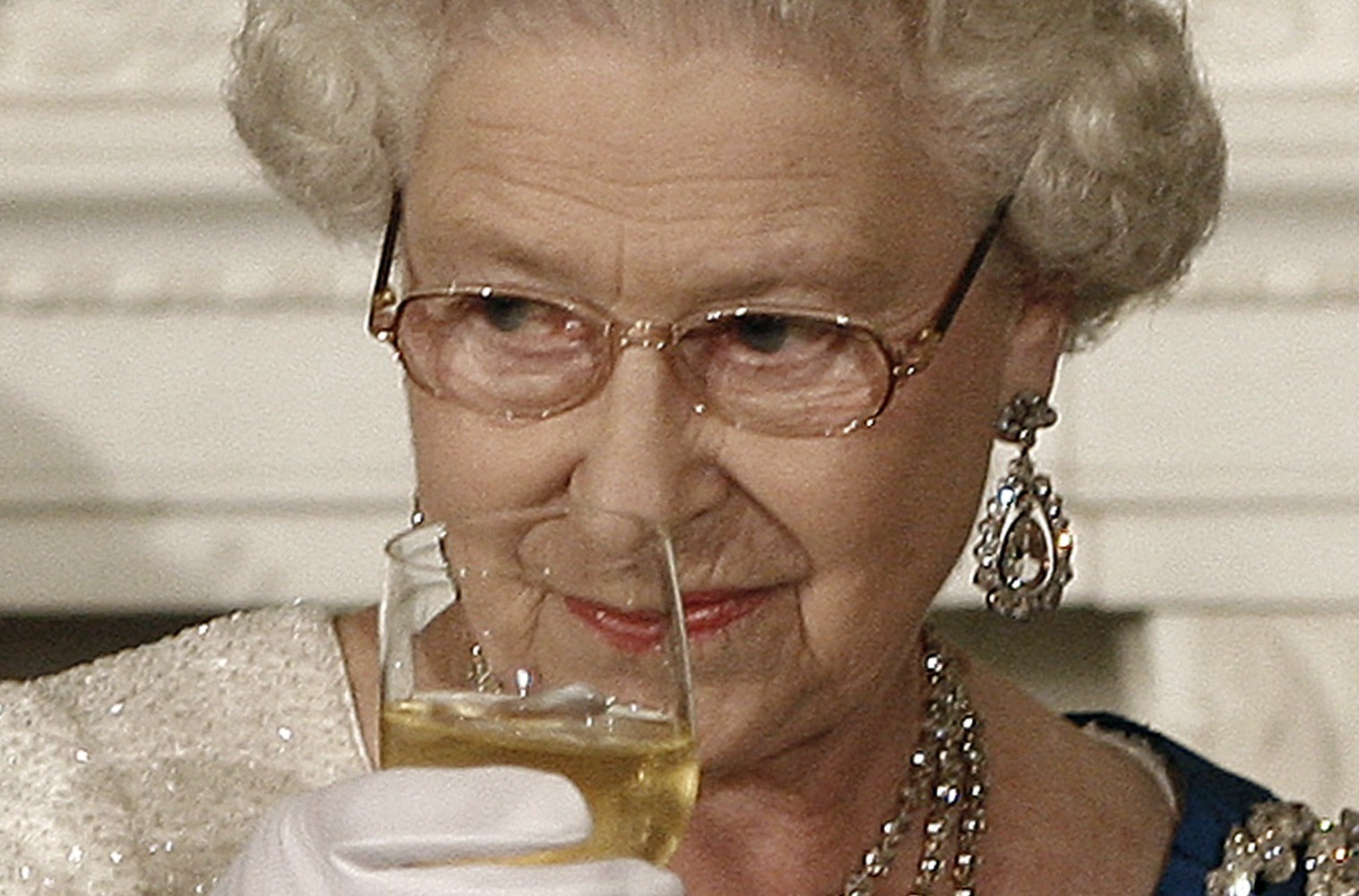 الملكة إليزابيث الثانية تتخلى عن تعاطي الكحول بالكامل