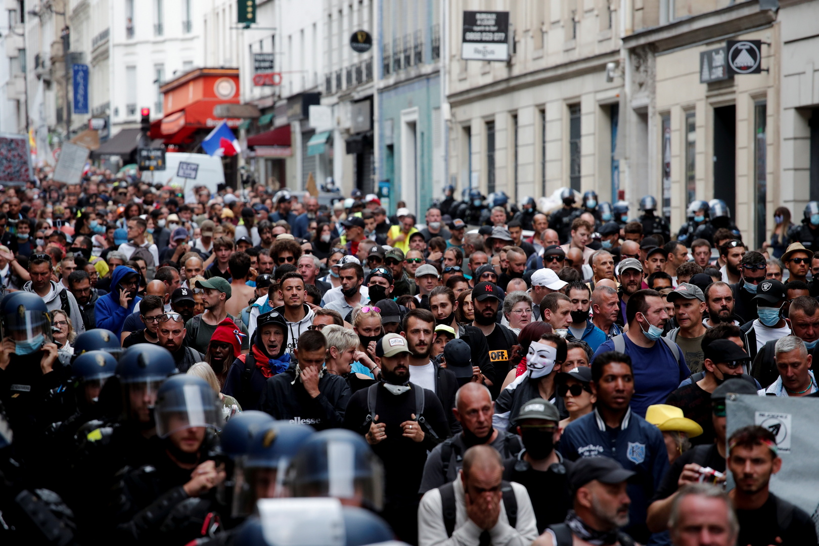 أكثر من 40 ألف متظاهر في فرنسا ضد شهادة تلقي لقاح كورونا (فيديو)
