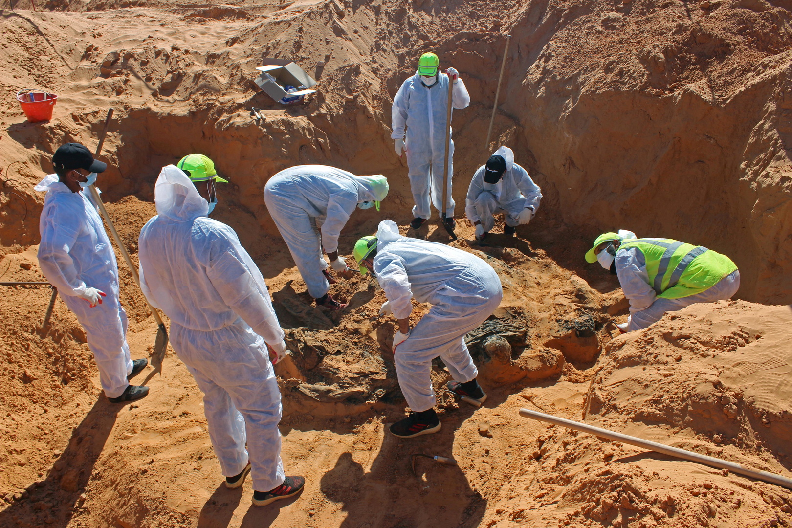 ليبيا.. انتشال 35 جثة مجهولة الهوية من مقابر جماعية بمكب نفايات في ترهونة