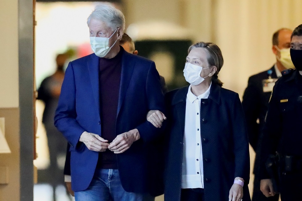 بيل كلينتون يشكر الأطباء عقب تعافيه وخروجه من المستشفى - فيديو