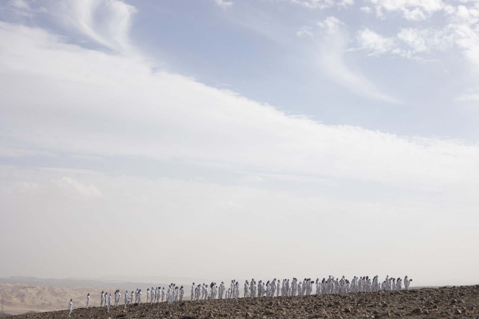 فنان يستعين بـ200 شخص لالتقاط صور عارية قرب البحر الميت (صورة)