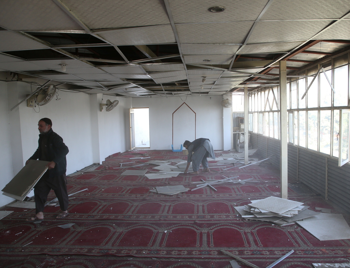 إيران تستقبل عددا من جرحى الانفجار الدموي الأخير الذي شهده مسجد في أفغانستان