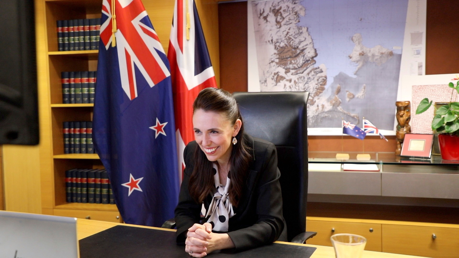 نيوزيلندا.. رئيسة الوزراء تواصل مؤتمرها الصحفي رغم وقوع هزة أرضية (فيديو)