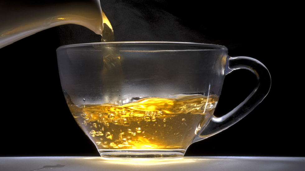 خمس طرق مدهشة لاستخدام الشاي الأخضر للحصول على بشرة متوهجة وشعر أكثر لمعانا