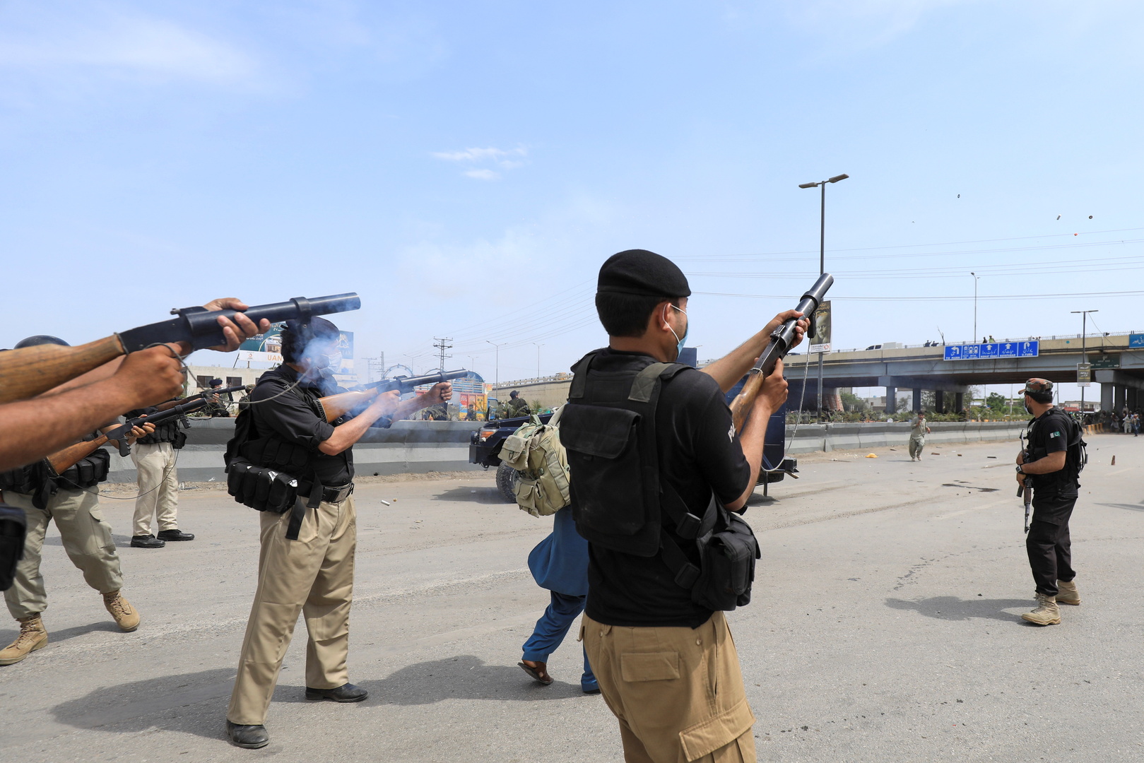 مسؤولون: مقتل 10 مسلحين وجنديين في مداهمات باكستانية