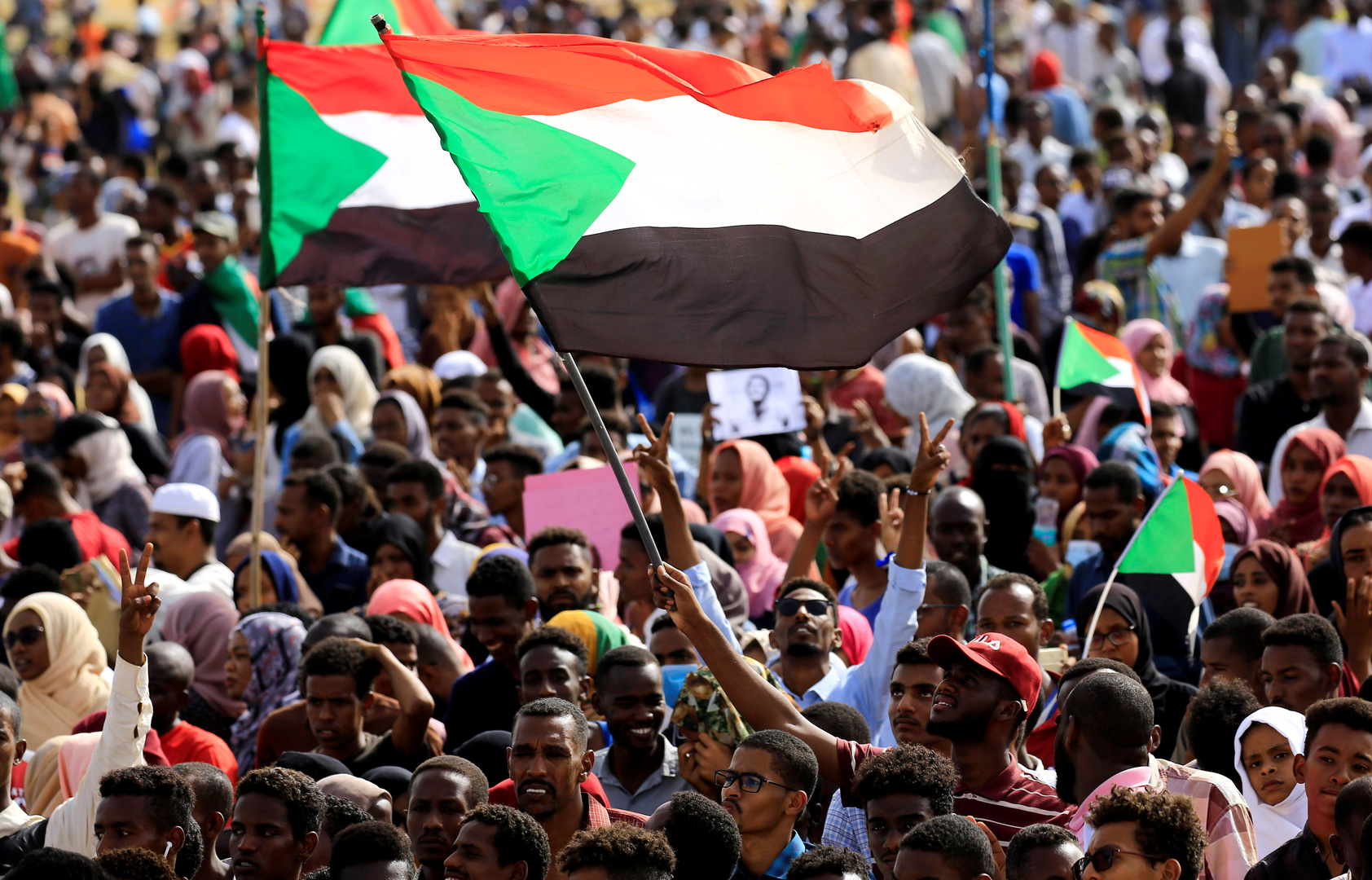 وزير الاتصالات السوداني ينفي تصريحات مناوي حول اتفاق بين البرهان وحمدوك بحل مجلسي السيادة والوزراء