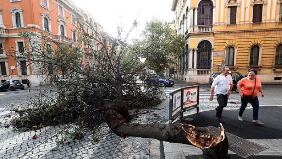 إيطاليا تغلق المدارس والمتنزهات ومراكز التطعيم بسبب سوء الأحوال الجوية