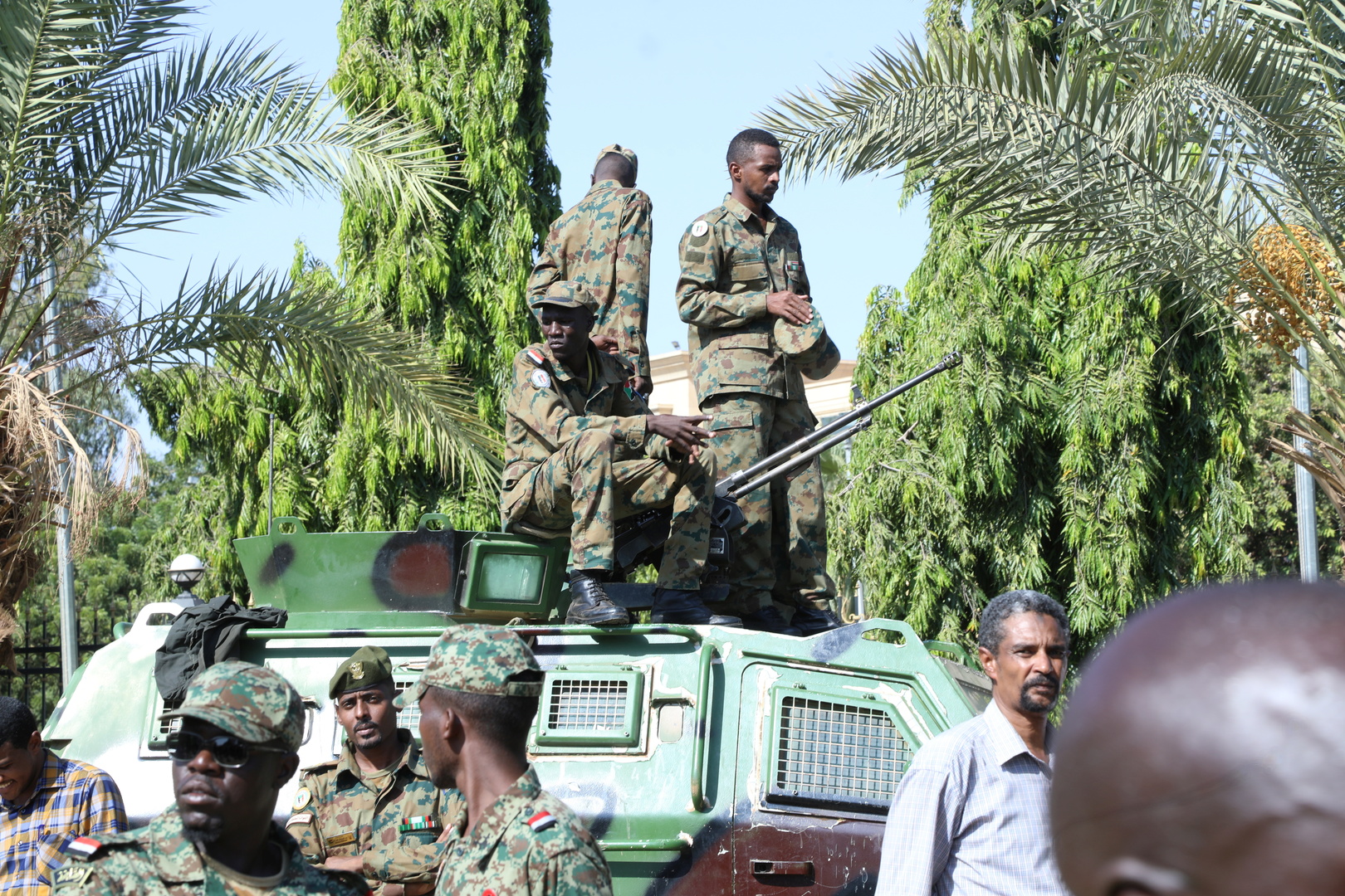 خروج السودانيين إلى شوارع الخرطوم رفضا لاستيلاء الجيش على السلطة