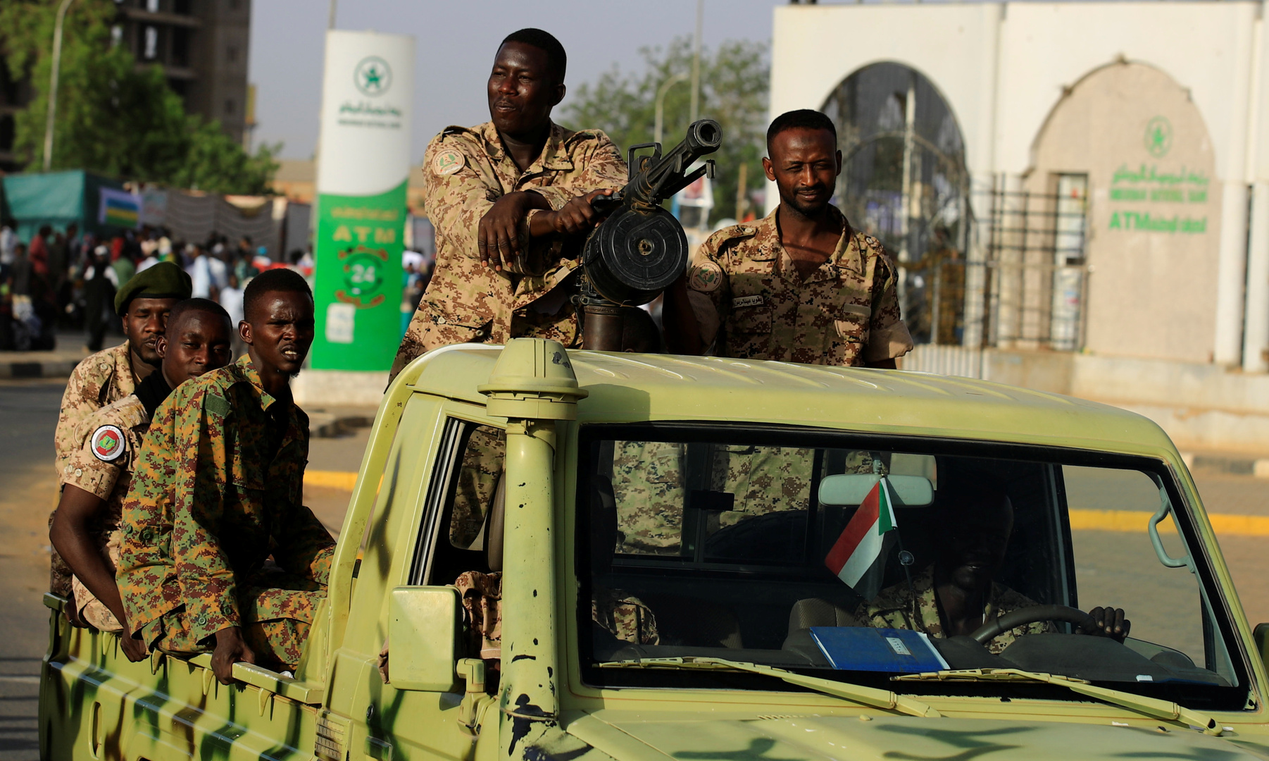 مشاهد متداولة للحظة اعتقال مسؤولين سودانيين بعد انقلاب الجيش على الحكومة