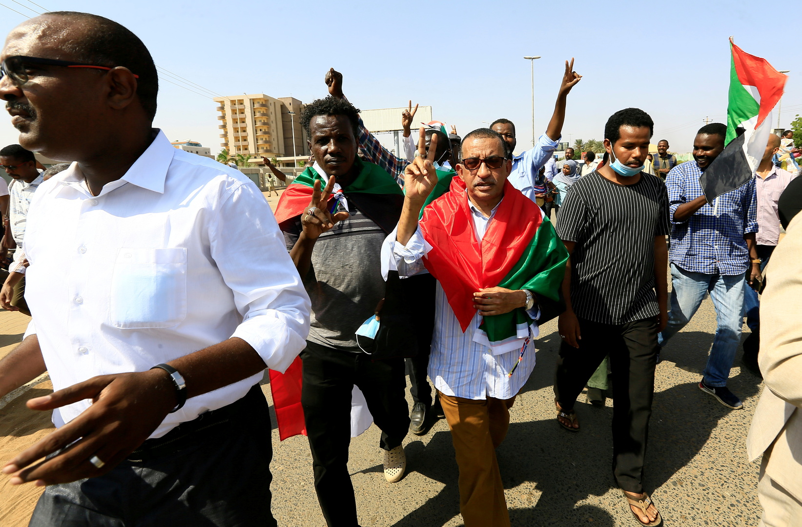جرحى في صفوف المتظاهرين أمام مقر القيادة العامة للجيش السوداني بالخرطوم