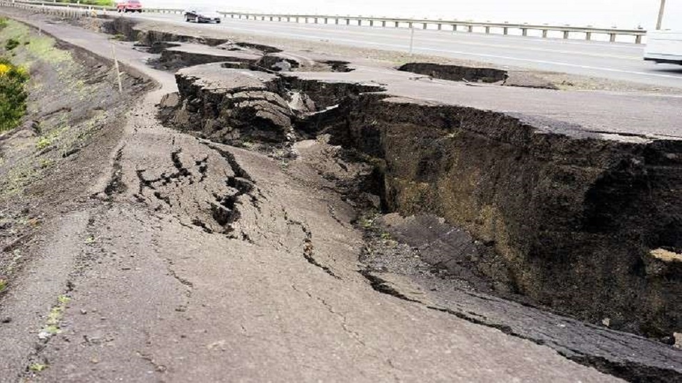 ما الذي يسبب الزلازل وأين وقع أقواها عبر التاريخ البشري؟