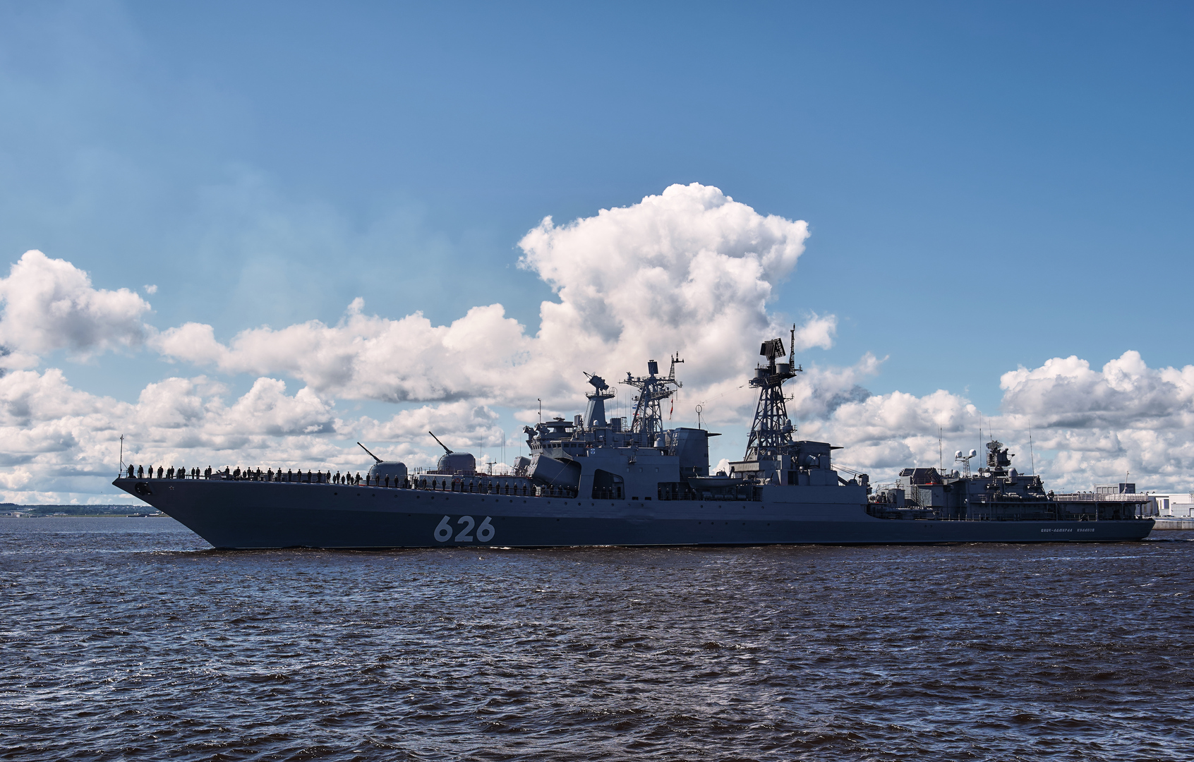 عناصر البحرية الروسية ينقذون سفينة من القراصنة في خليج غينيا