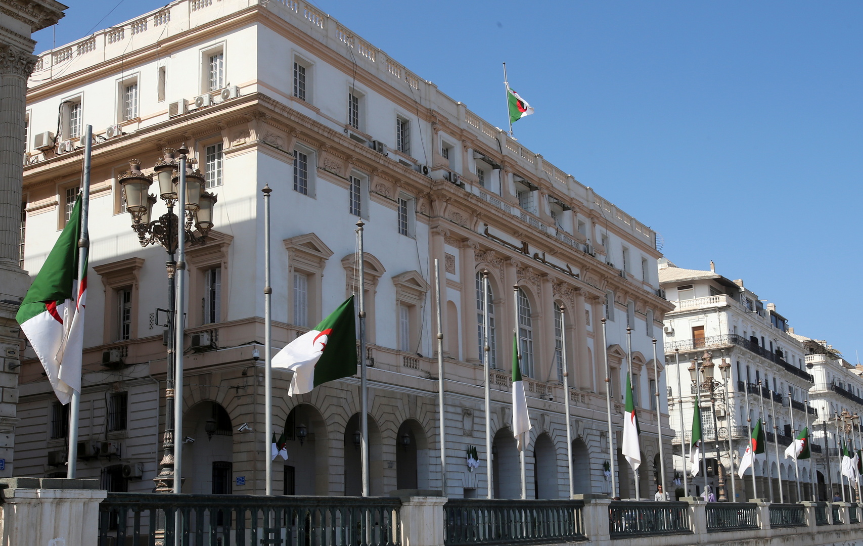 وزارة جزائرية تصدر أمرا بالاستخدام الحصري للغة العربية في جميع وثائقها الرسمية
