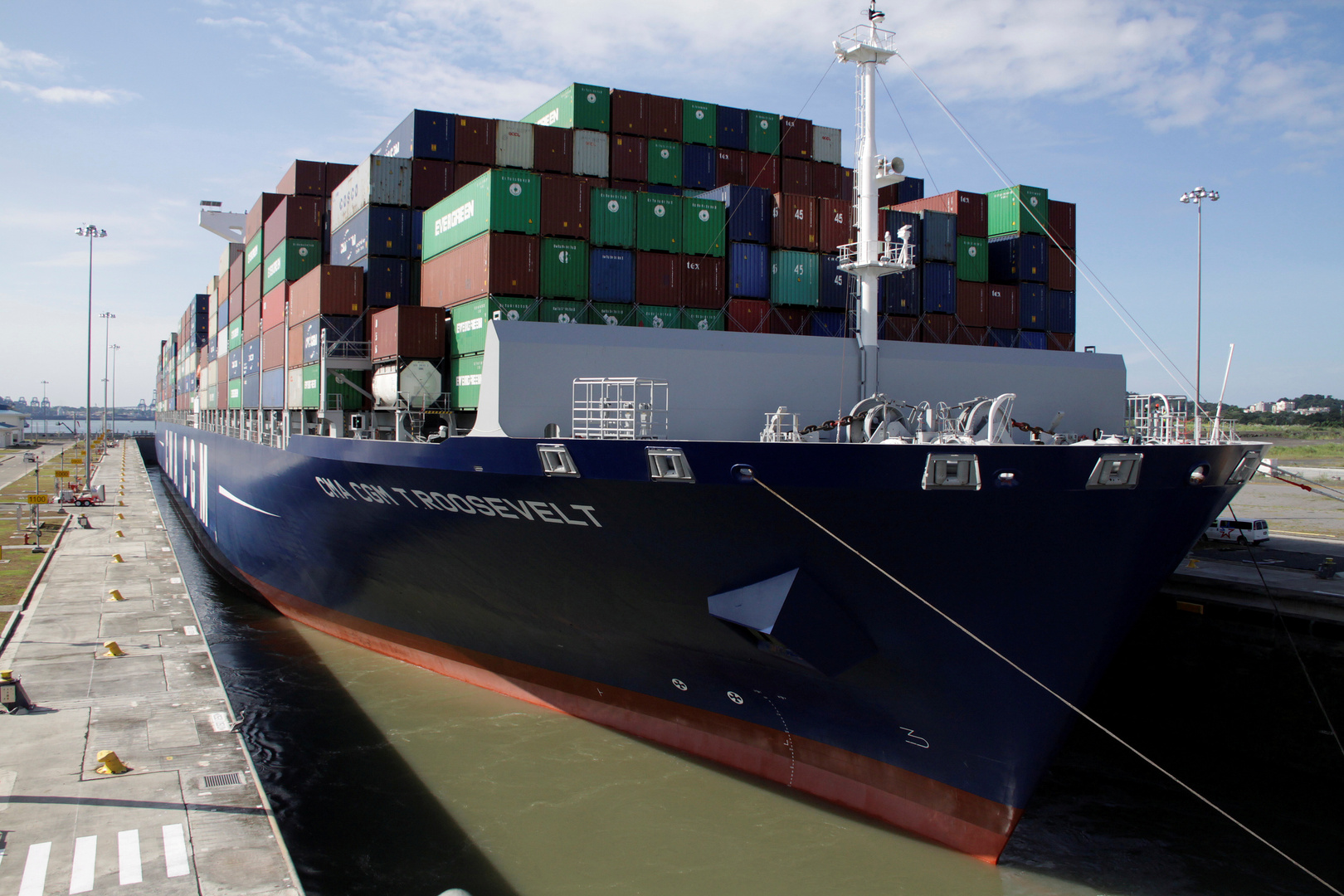 قناة بنما تسجل رقما قياسيا في الشحن البحري