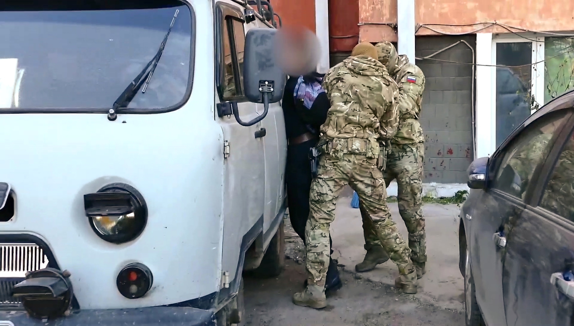 الأمن الفدرالي يقبض على جماعة يمينية متطرفة في مدينة روسية (فيديو)