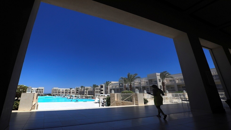 مصر.. حبس 3 موظفين في فندق شهد تسمم 47 سائحا في الغردقة