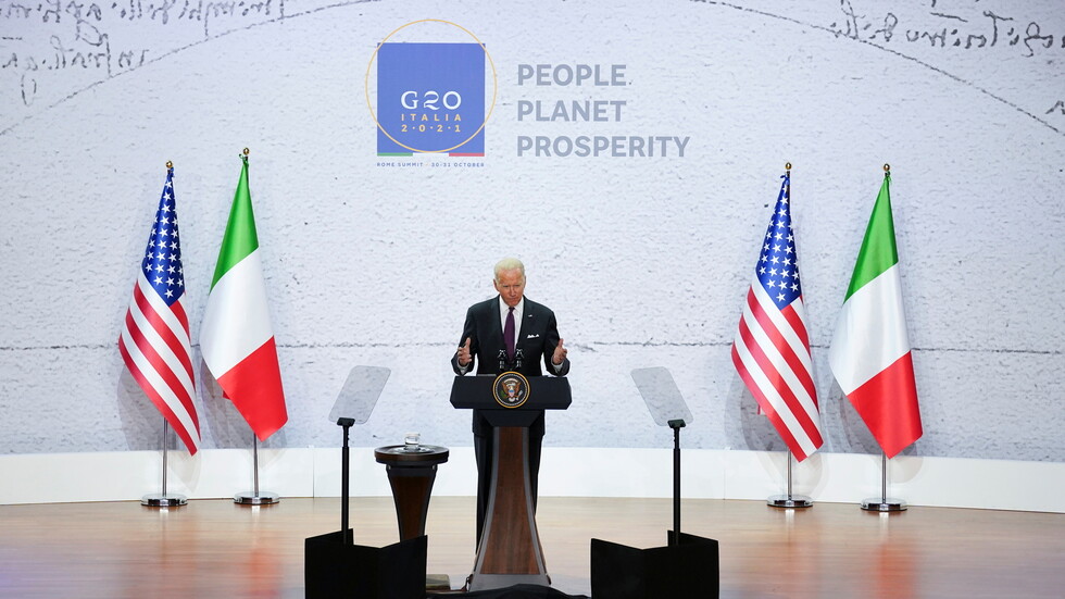 بعد تأخره نحو ساعة.. بايدن للصحفيين: اعذروني كنت ألعب مع المصعد! (فيديو)