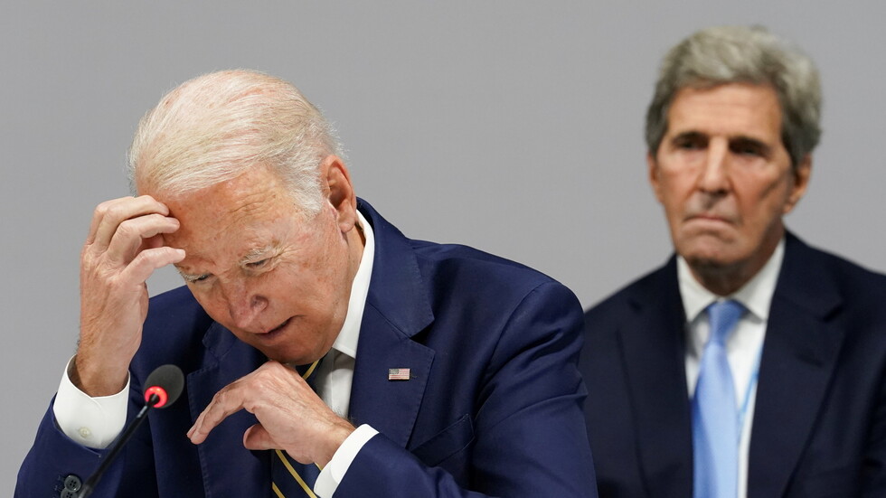 شاهد.. بايدن يخطف اهتمام الإعلام بـ