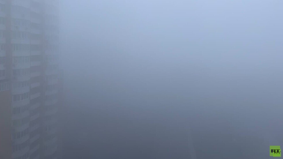 إلغاء وتأجيل أكثر من 200 رحلة جوية في مطارات موسكو بسبب الضباب (فيديو)