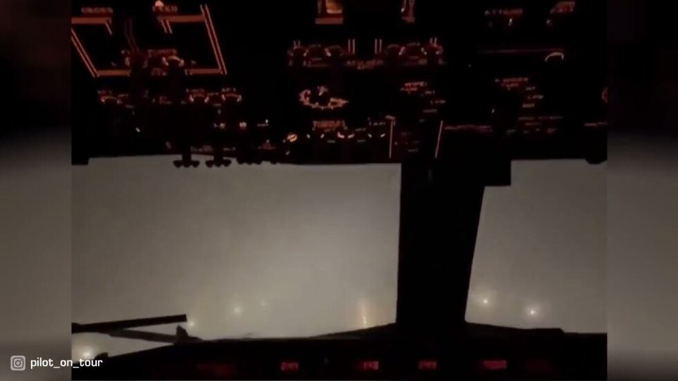 الضباب يغطي موسكو..  فيديو من قمرة طائرة مدنية أثناء الهبوط على مدرجات مطار شيريميتيفو الدولي