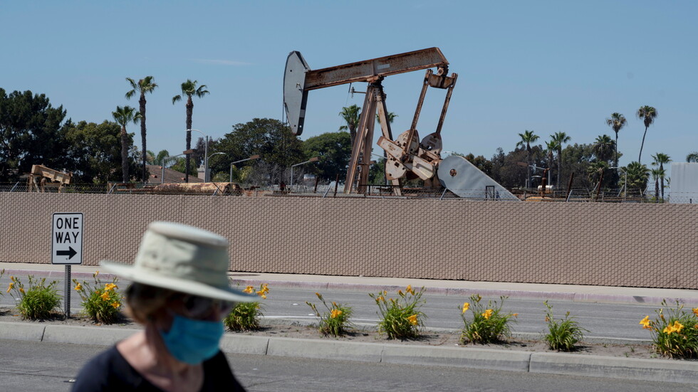 النفط ينخفض بعد زيادة كبيرة في مخزونات الخام الأمريكية