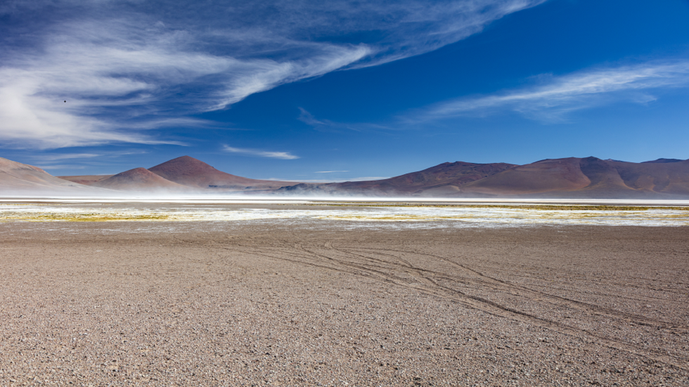 باحثون يكشفون سر تناثر شظايا زجاج غامضة عبر أميال من صحراء أتاكاما!