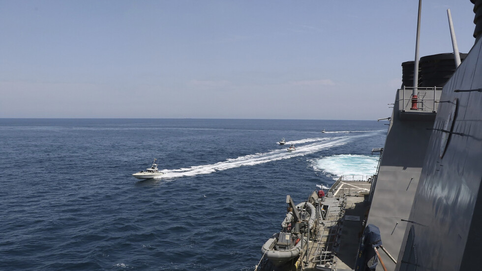 مسؤولون أمريكيون يؤكدون احتجاز إيران ناقلة أجنبية في خليج عمان ويكشفون هوية السفينة