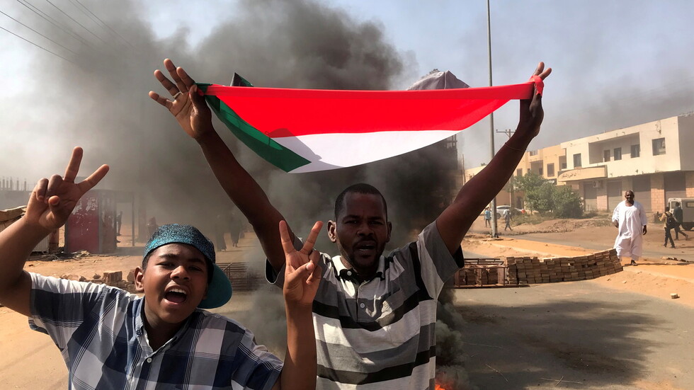 موقع عبري: إدارة بايدن طلبت من إسرائيل تشجيع البرهان على وقف الانقلاب