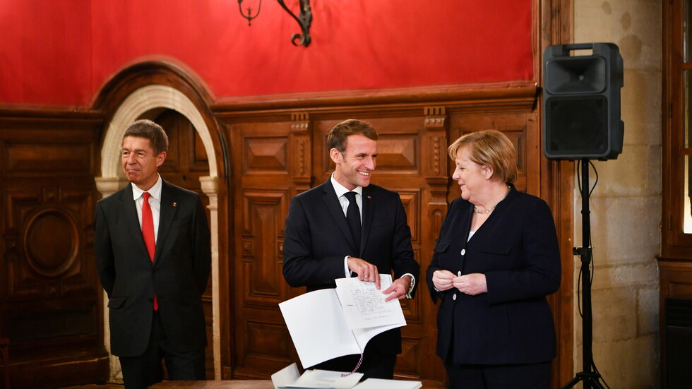 ماكرون يمنح ميركل وسام "جوقة الشرف" تقديرا لما قامت به من أجل أوروبا