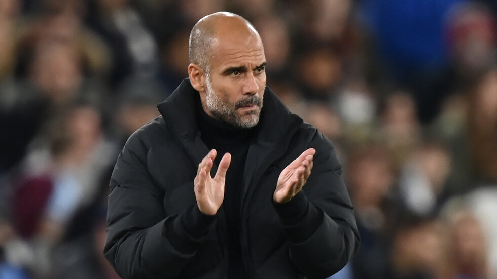 غوارديولا مدرب سيتي يحتفي بلاعبه الاستثنائي